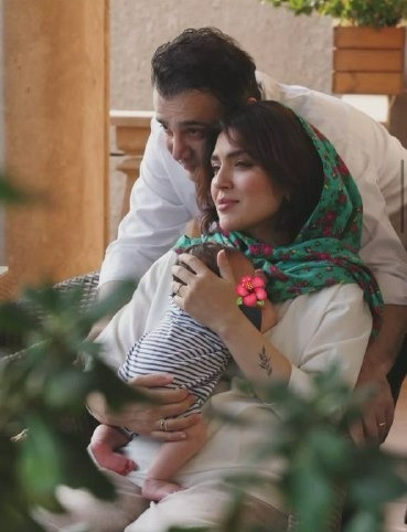 مونا کرمی در کنار خانواده‌اش