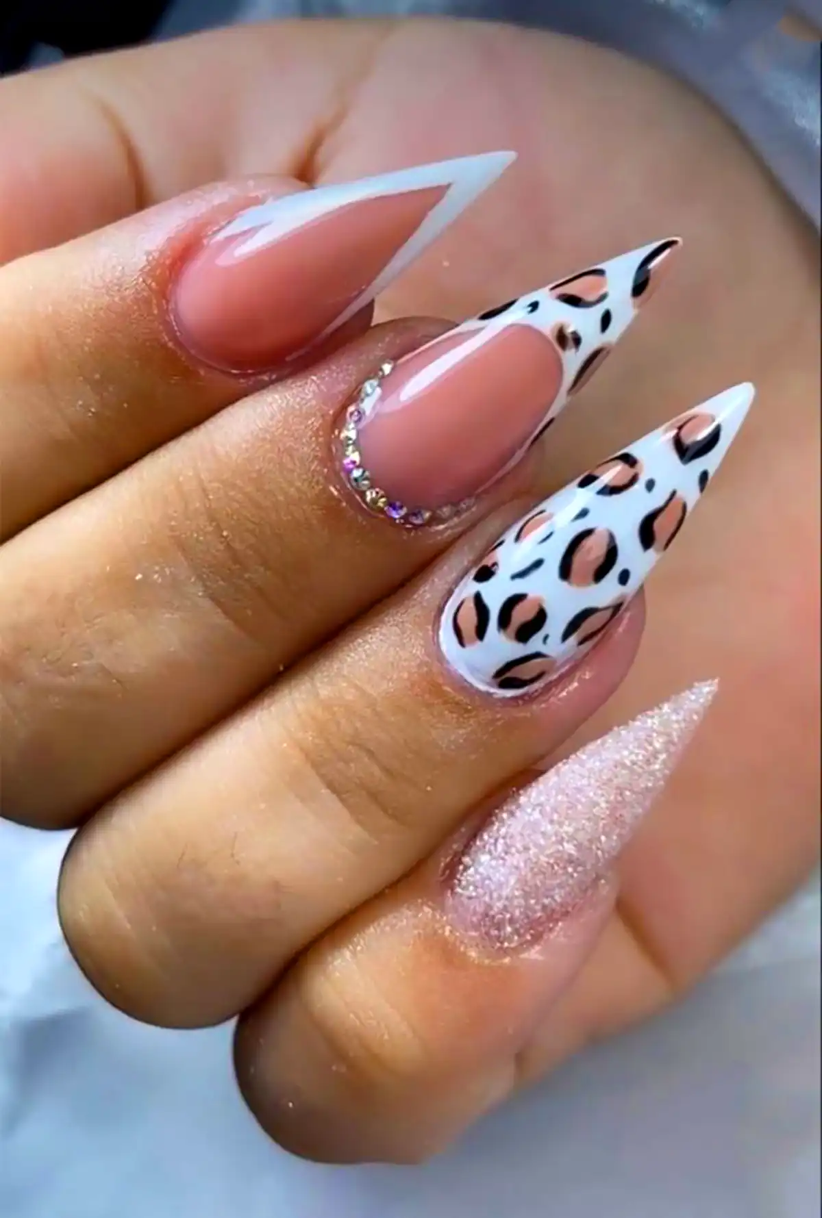 ایده طراحی ناخن پلنگی سفید