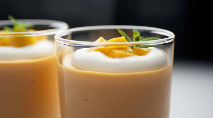 طرز تهیه انواع دسر انبه - ازجمله دسرهای با انبه می‌توان به موس انبه اشاره کرد.