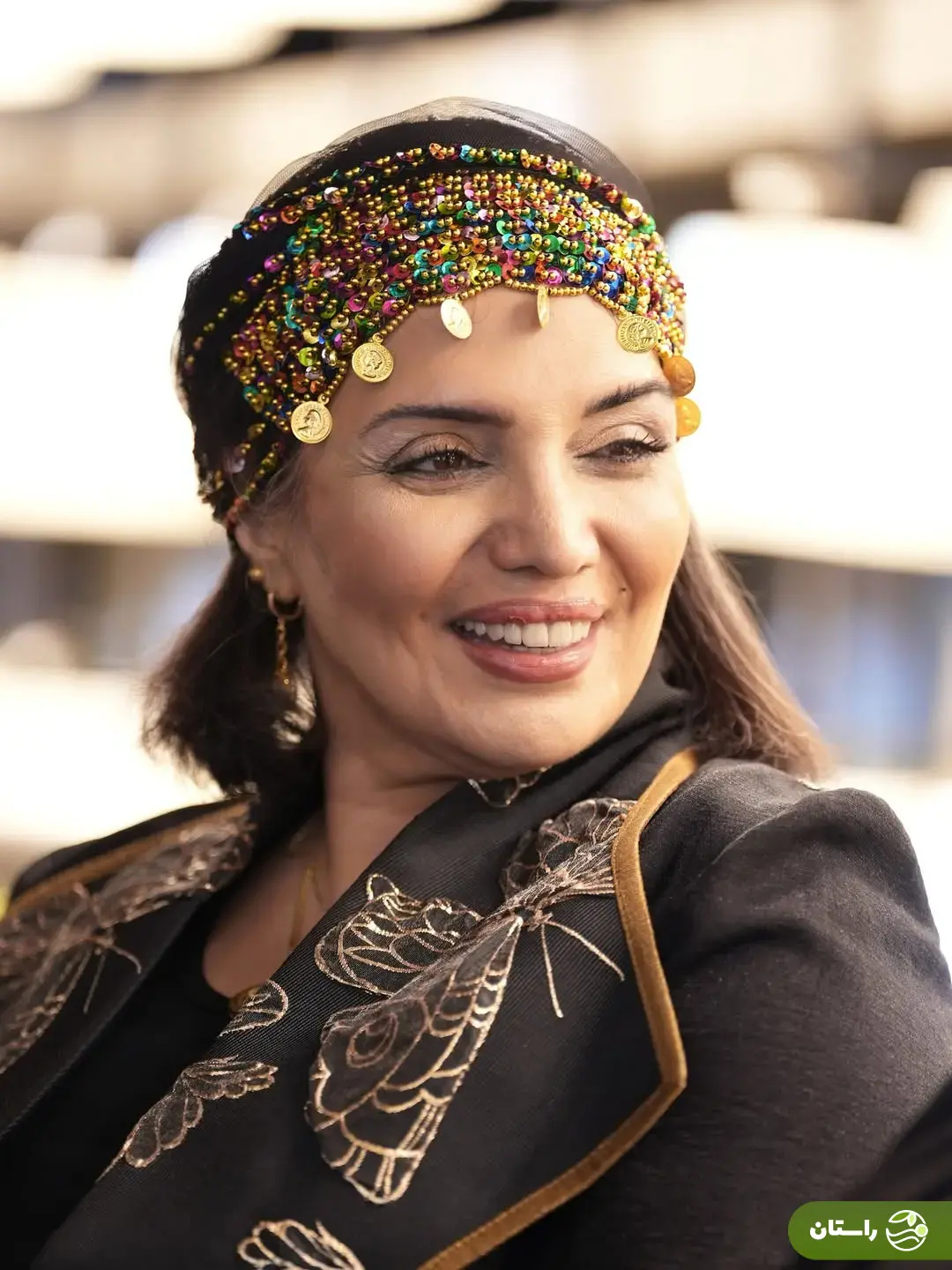الهام پاوه‌نژاد با هدبند خاص در مراسم
